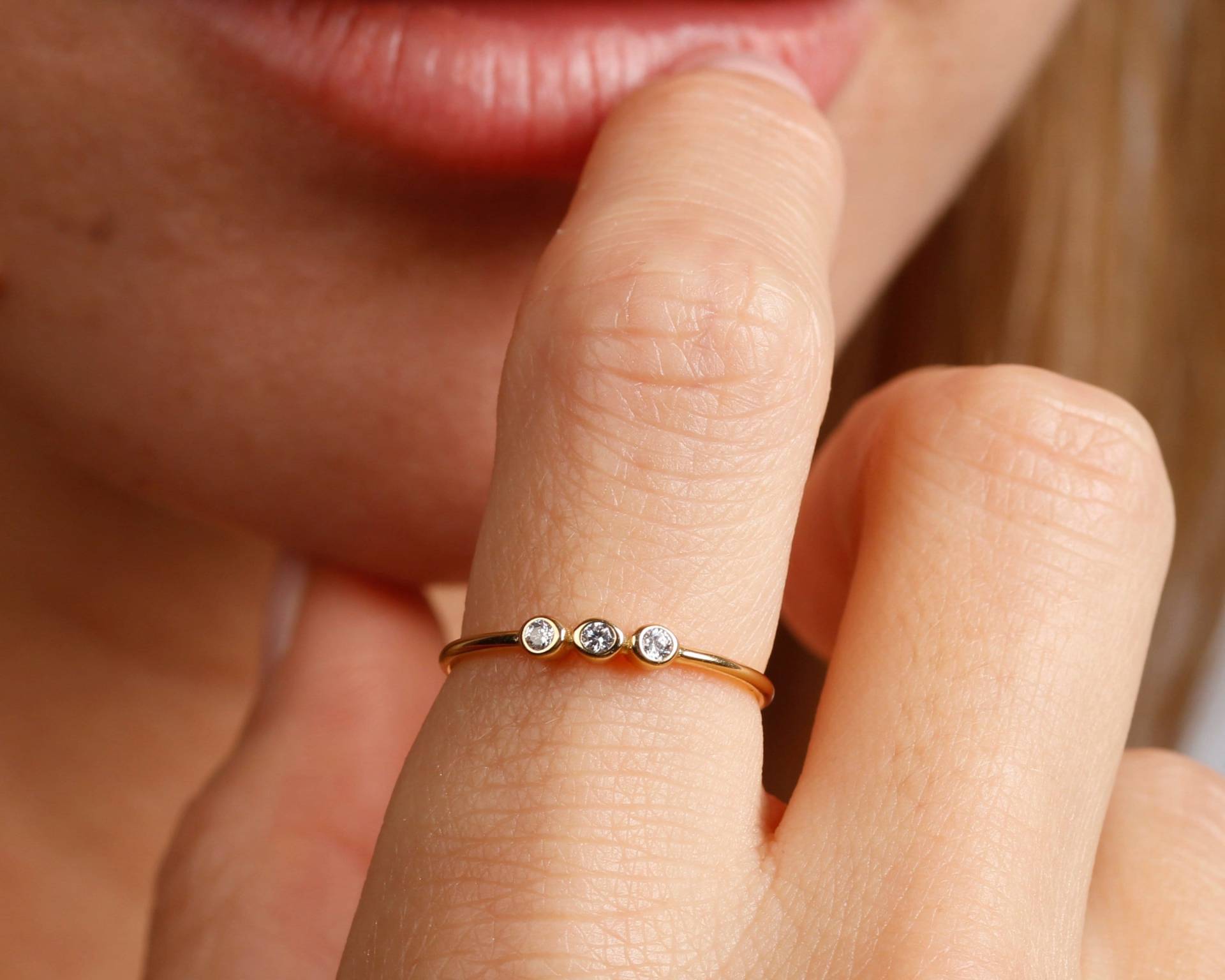 Zierlicher Gold Stapelring Drei Cz Sterling Silber Band von triumjewelry