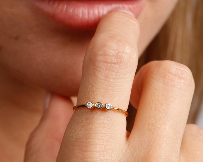 Zierlicher Gold Stapelring Drei Cz Sterling Silber Band von triumjewelry