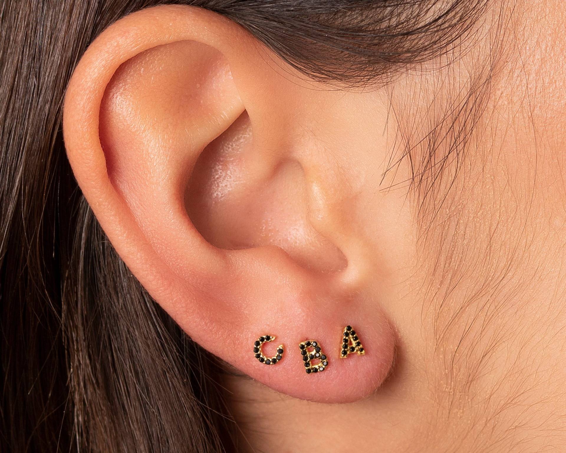 Zierlicher Initial Ohrstecker Schwarz Cz, 18K Vergoldetes Sterling Silber | Einzeln Erhältlich von triumjewelry