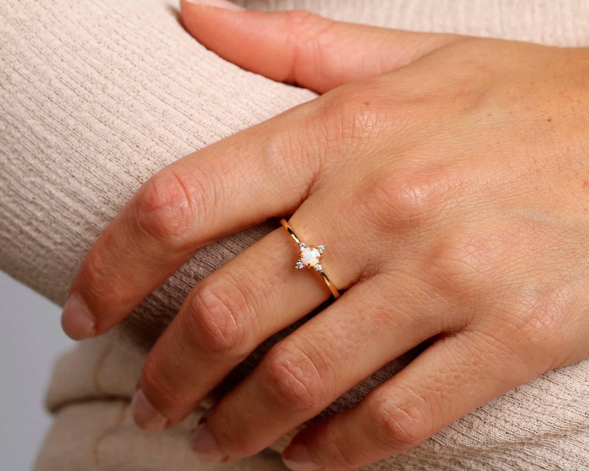 Zierlicher Opal Ring 18K Gold Sterling Silber Cz Stacking Ring von triumjewelry