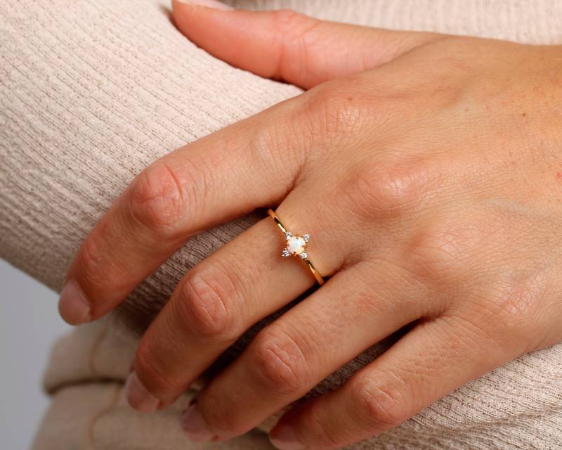 Zierlicher Opal Ring 18K Gold Sterling Silber Cz Stacking Ring von triumjewelry