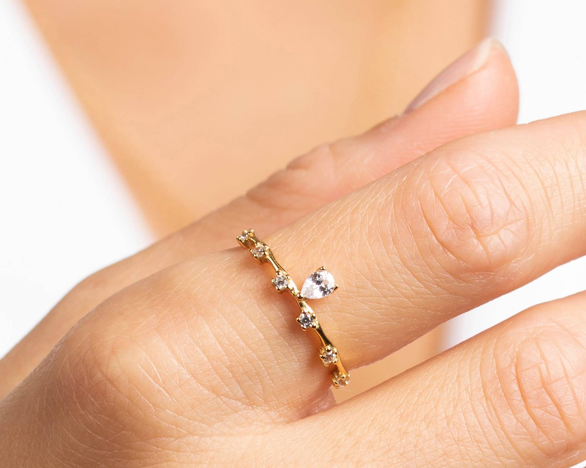 Zierlicher Pear Cz Ring 18K Vergoldeter Sterling Silber Stapelring von triumjewelry