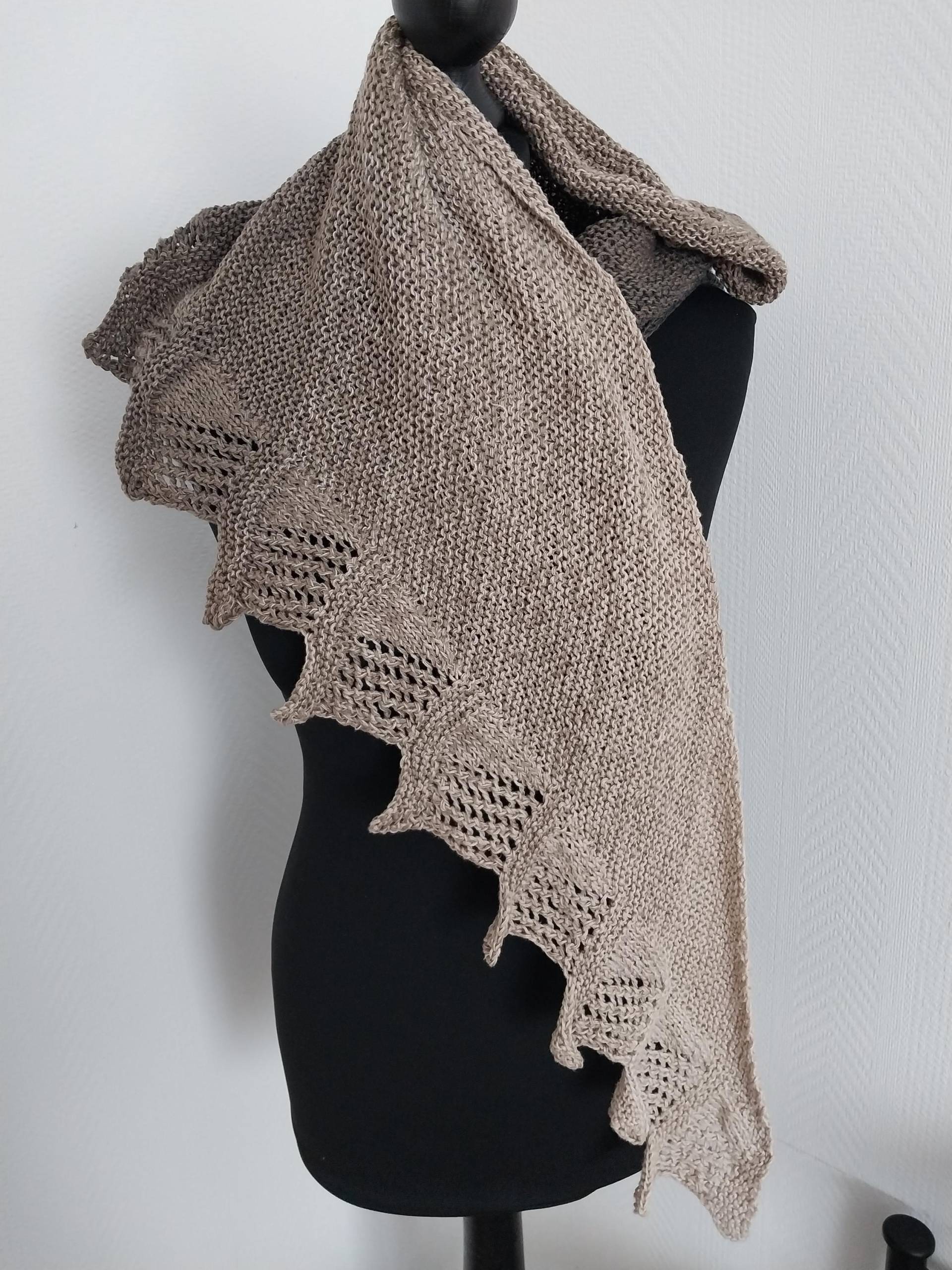 Dreiecktuch, Stola , Handgestrickt Unikat, "Jetzt Aber Zackig" Von Rietzi Design, Wolle 100Farbspiele Rauchqaurz Dreiecktuch, Stola , Handgestrickt Unikat, "Jetzt Aber Zackig" Von Rietzi Design, Wolle 100Farbspiele Rauchqaurz von trollinchen109