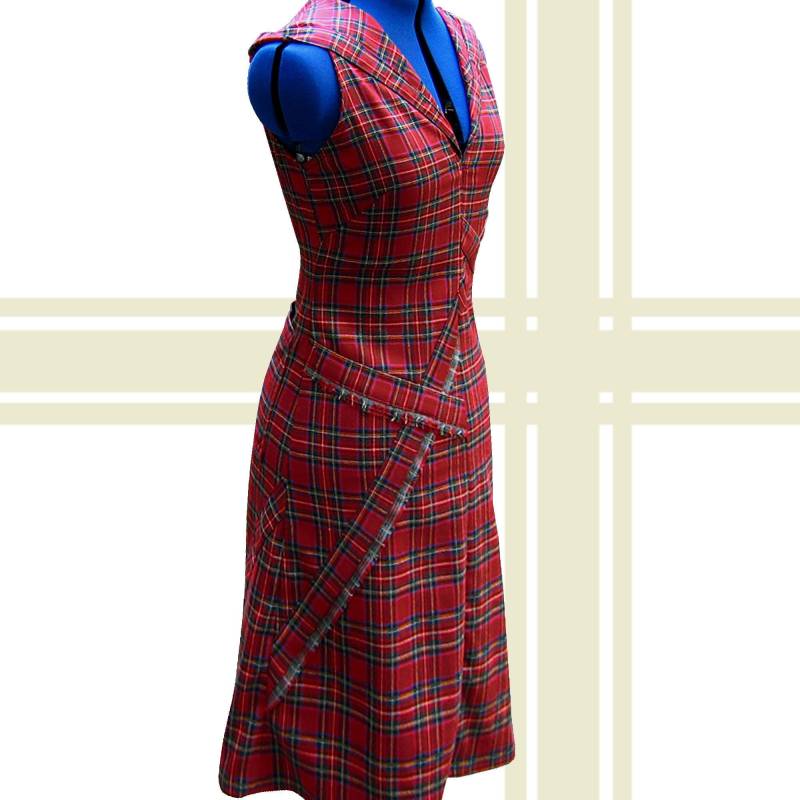 Ab 159 Euro Kapuzenkleid Karo "Alarmstufe Rot" Ab 159 Euro Kapuzenkleid Karo "Alarmstufe Rot" von trotzberlin