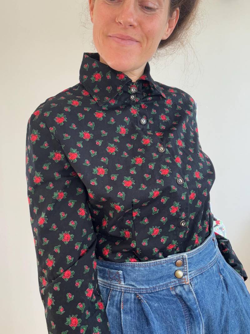 Hübsche Schwarze Bluse Mit Roten Rosen Gr38 von trouvelieblingsteile