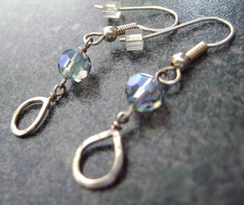 Bliss - Sterling Silber Ohrringe, Gehämmert, Artisan Zarte Hergestellt in Kanada, Blue Crystal, Se202 von truformjewelry