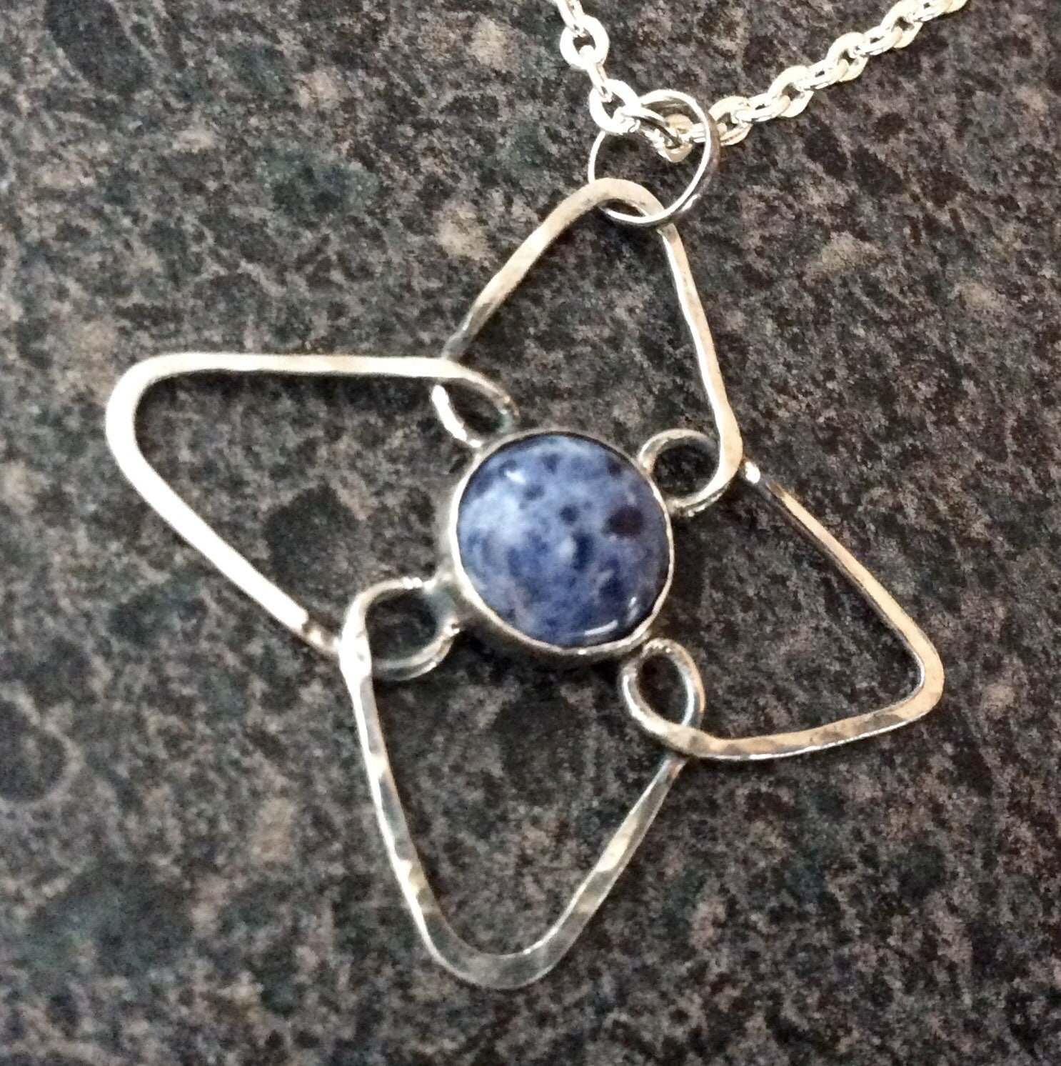 Blue Violet - Blaue Blume Anhänger, Sterling Silber Schmuck, Handwerker Blau Sodalith, Sp75 von truformjewelry