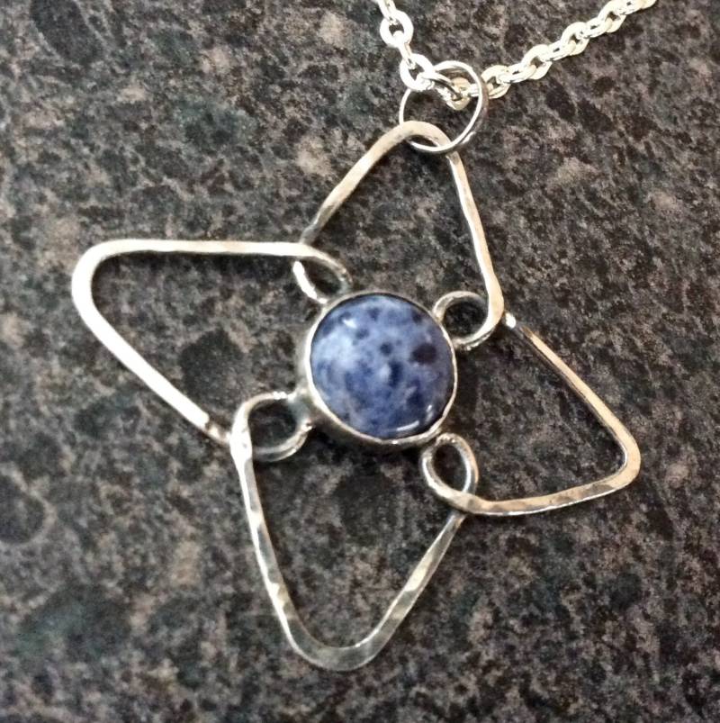 Blue Violet - Blaue Blume Anhänger, Sterling Silber Schmuck, Handwerker Blau Sodalith, Sp75 von truformjewelry