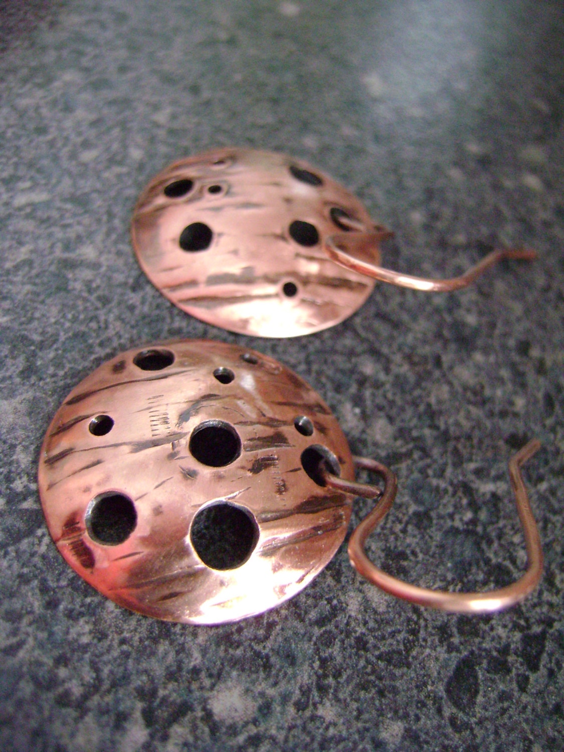 Planetary - Helle Kupferohrringe, Kupferkuppelohrringe, Rustikale Ohrringe, Kunsthandwerksschmuck, Weltraumschmuck, Planet, Steampunk, Pe56 von truformjewelry