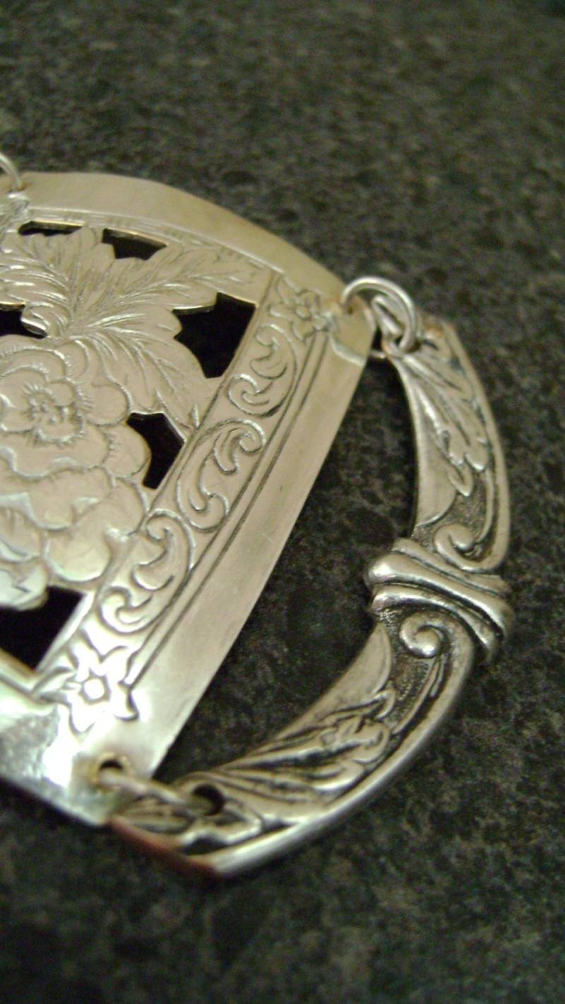 Sweet Peony - Silber Platte Armband, Vintage Schmuck, Geprägte Manschette, Umfunktioniertes Metall, Upcycled Sp128 von truformjewelry