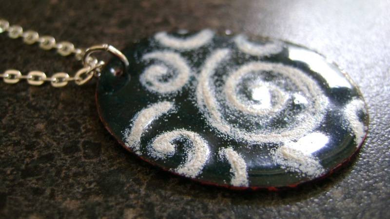 Teal Twirl - Emaille Anhänger, Petrol Halskette, Schmuck, Kupfer Scheibe, Weiße Wirbel, Grüner Glasanhänger, Glas Ttp52 von truformjewelry