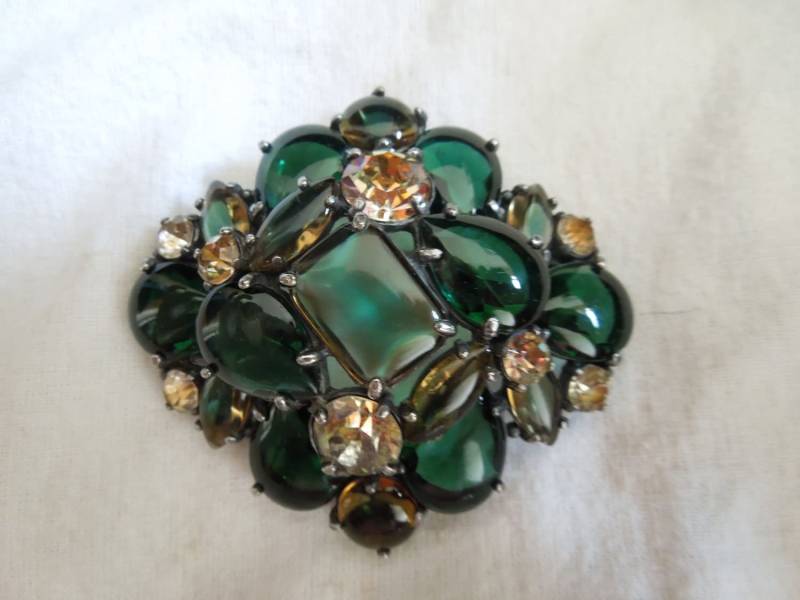 Vintage Schiaparelli Smaragdgrüne Brosche Vintage Schiaparelli Smaragdgrüne Brosche von tsRanson