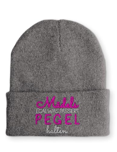 Mädels egal was passiert, Pegel halten. Statement Beanie Mütze mit Spruch, Farbe: Grau von tshirtladen