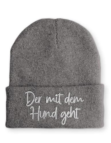 tshirtladen Beanie Der mit dem Hund geht - Humorvolle Spruchmütze mit Stick - perfekte Wintermütze für Spaziergänge mit Vierbeinern - grau von tshirtladen