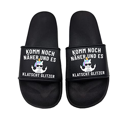 tshirtladen Komm noch näher und es klatscht Glitzer Badelatsche Sandalen Urlaub, Größe: 39 EU von tshirtladen