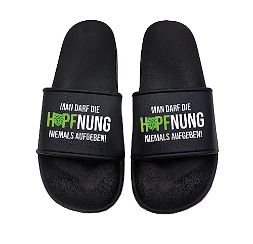 tshirtladen Man darf die Hopfnung niemals aufgeben! Hammersbald Badelatschen Sandalen Urlaub, Größe: 46 EU von tshirtladen