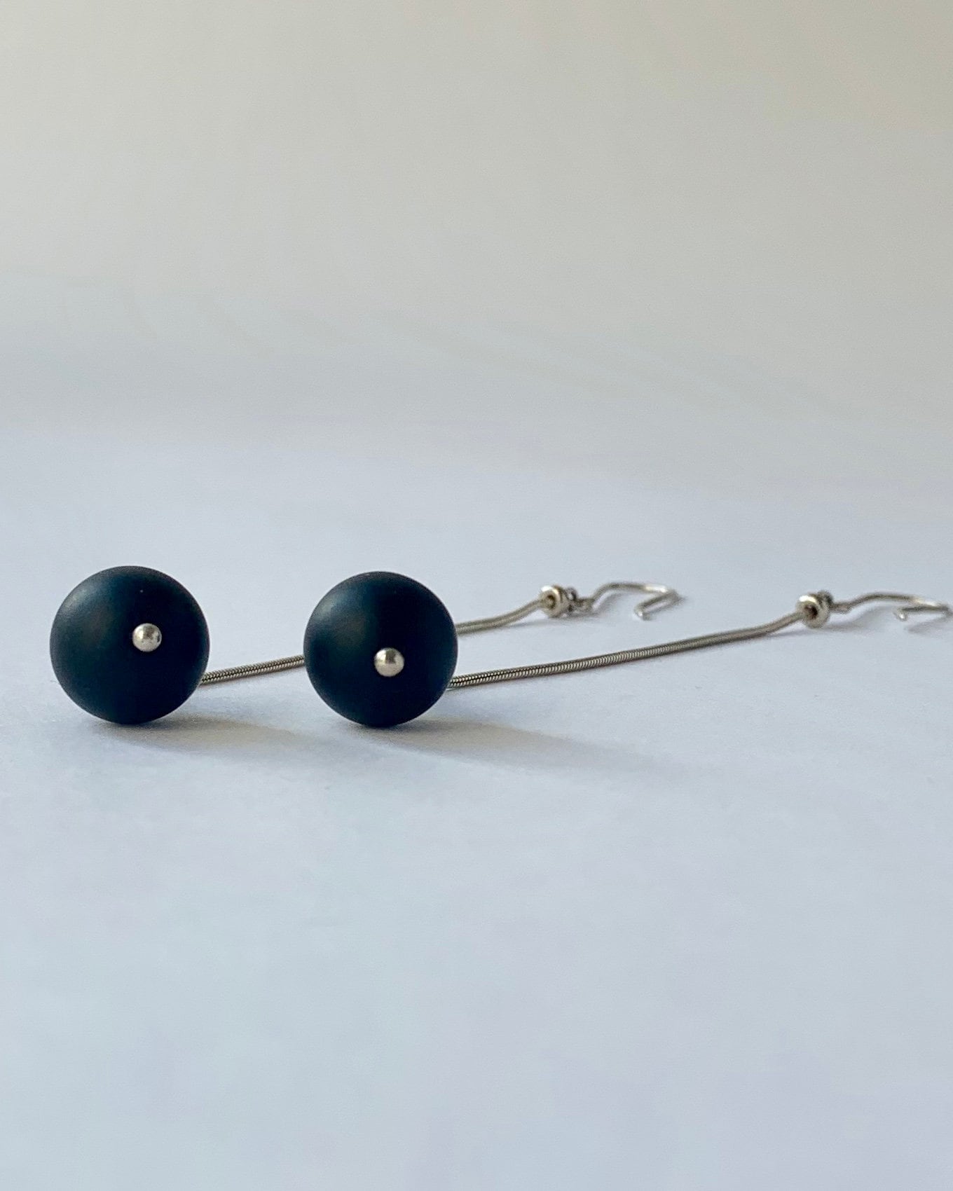 Handgemachte Sterling Silber Ohrringe Mit Mattem Onyx Handgemachte Sterling Silber Ohrringe Mit Mattem Onyx von tsvetajewelry