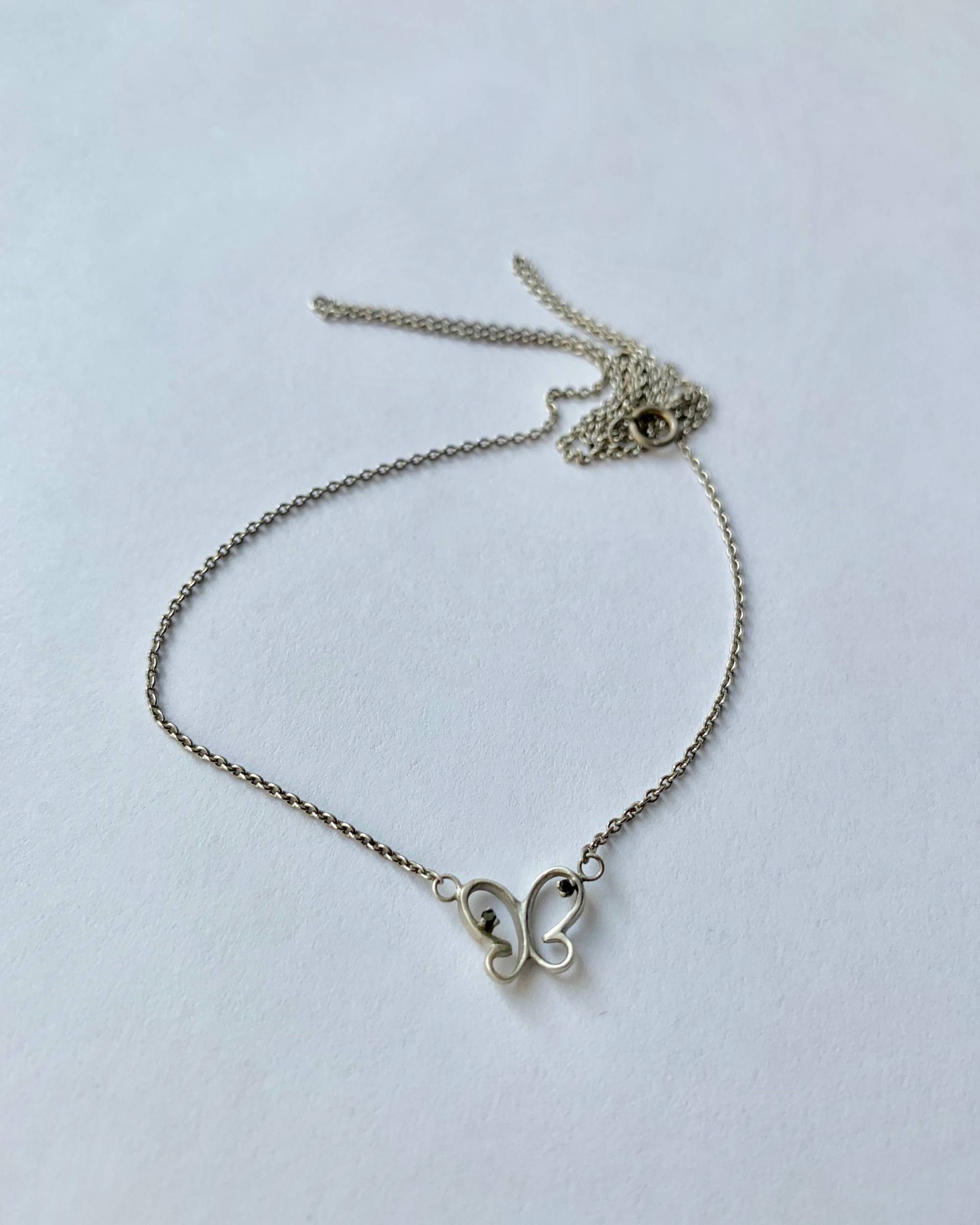 Schmetterling-Halskette Aus Sterlingsilber Mit Schwarzen Diamanten Schmetterling-Halskette Aus Sterlingsilber Mit Schwarzen Diamanten von tsvetajewelry
