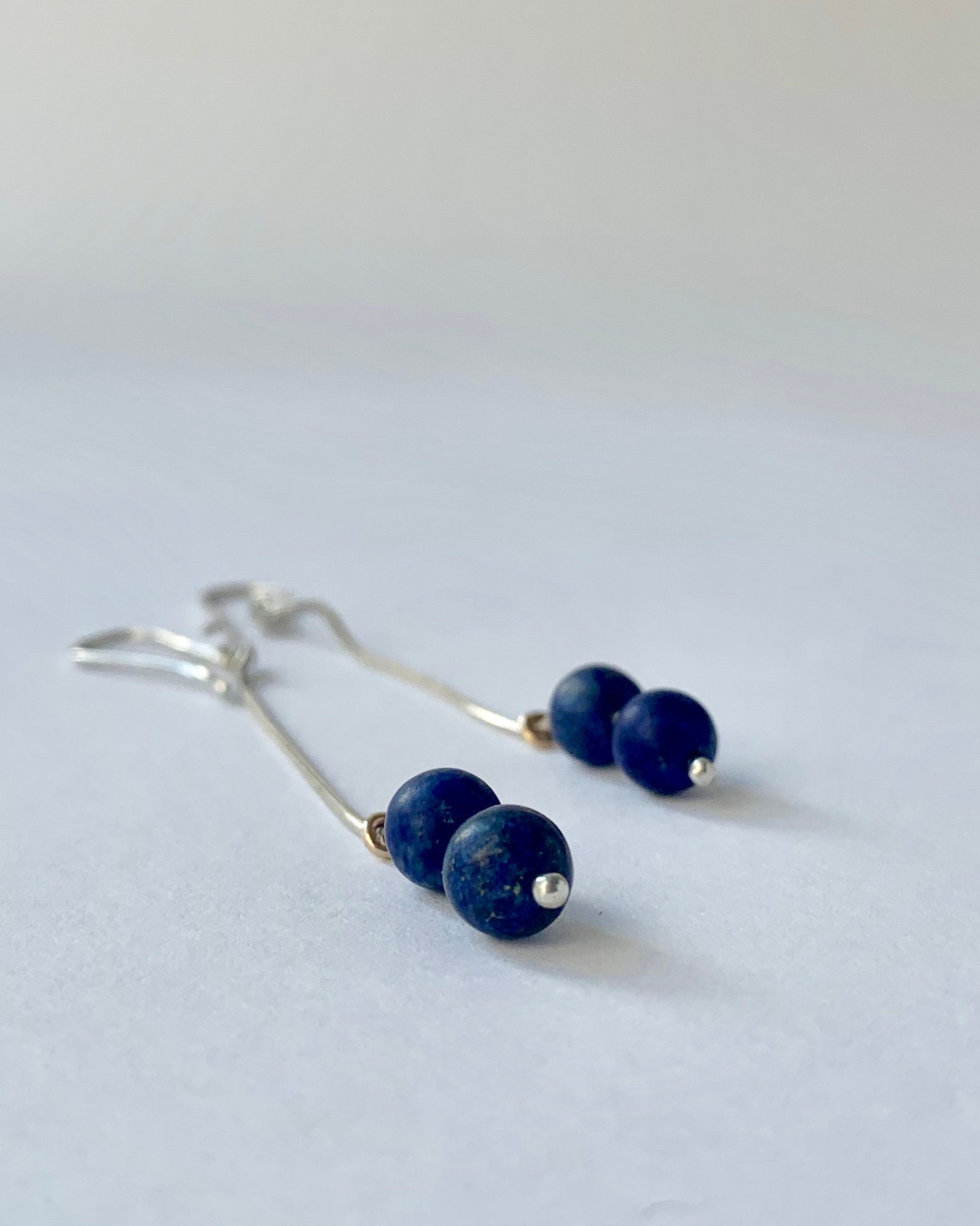 Handgemachte Sterling Silber Lapis Lazuli Ohrringe Mit Gold Perlen Handgemachte Sterling Silber Lapis Lazuli Ohrringe Mit Gold Perlen von tsvetajewelry