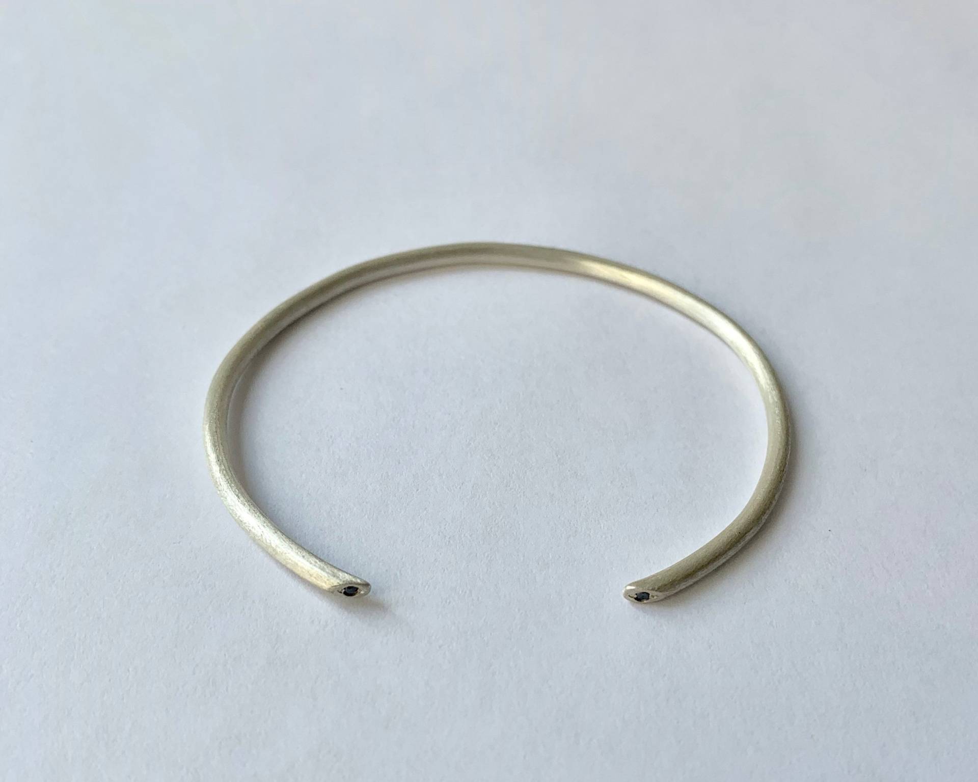 sterling Silber Enso Armreif Mit Schwarzen Diamanten sterling Silber Enso Armreif Mit Schwarzen Diamanten von tsvetajewelry