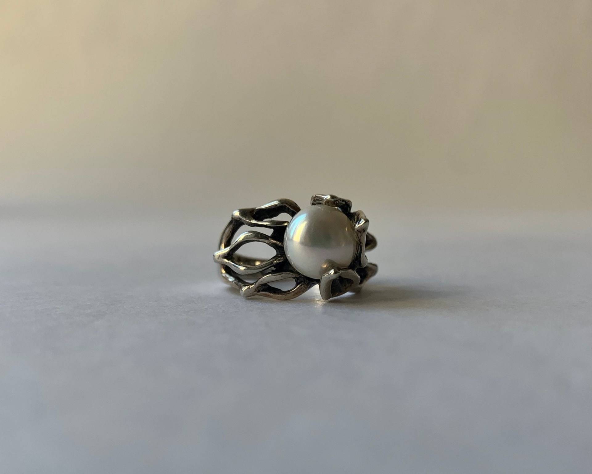 Oxidierter Sterling Silber Blumen Ring 7mm Perle, Designer Schmuck Oxidierter Sterling Silber Blumen Ring 7mm Perle, Designer Schmuck von tsvetajewelry