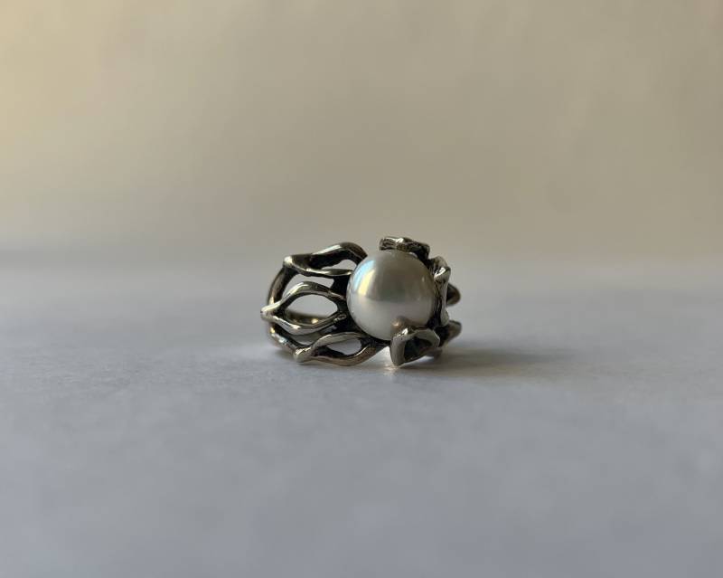 Oxidierter Sterling Silber Blumen Ring 7mm Perle, Designer Schmuck Oxidierter Sterling Silber Blumen Ring 7mm Perle, Designer Schmuck von tsvetajewelry
