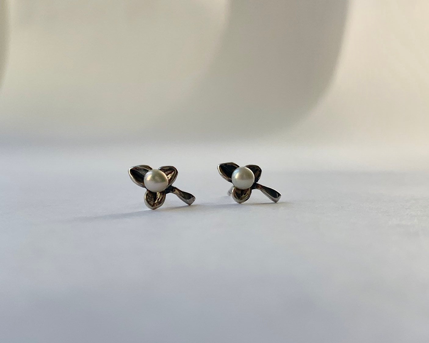 Oxidierte Sterling Silber Blumen Ohrringe Süßwasser Perle Handgemachte Schmuck Oxidierte Sterling Silber Blumen Ohrringe Süßwasser Perle Handgemachte Schmuck von tsvetajewelry