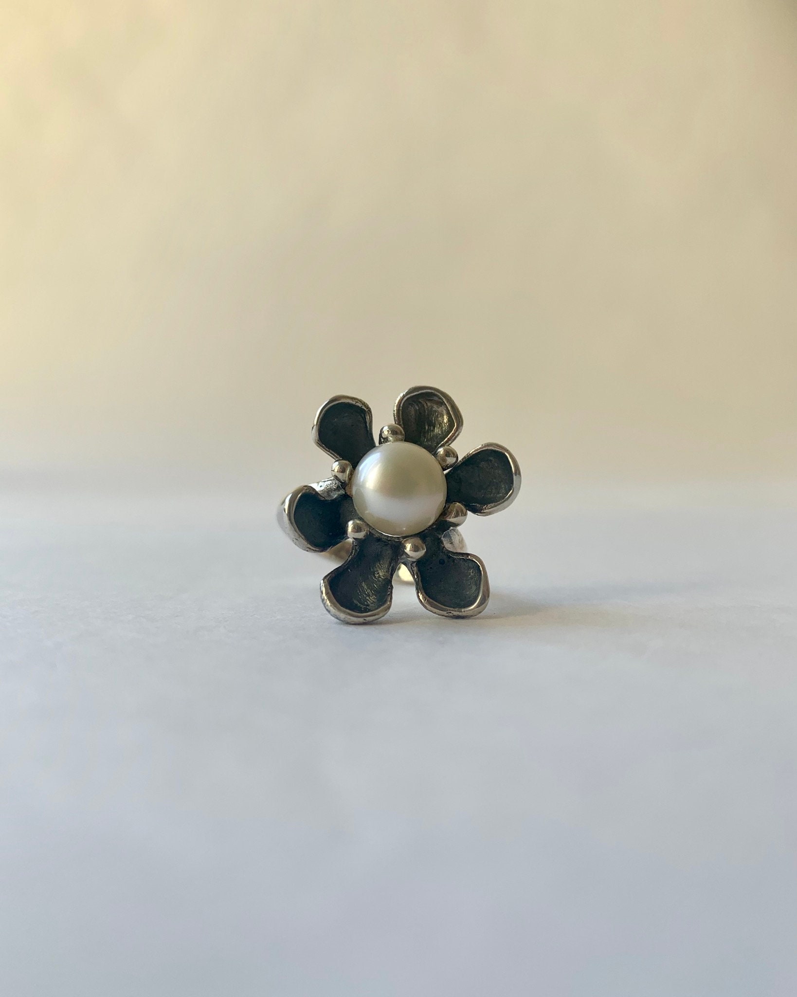Oxidierter Sterling Silber Blumen-Ring Süßwasserperle, Handgemacht Oxidierter Sterling Silber Blumen-Ring Süßwasserperle, Handgemacht von tsvetajewelry