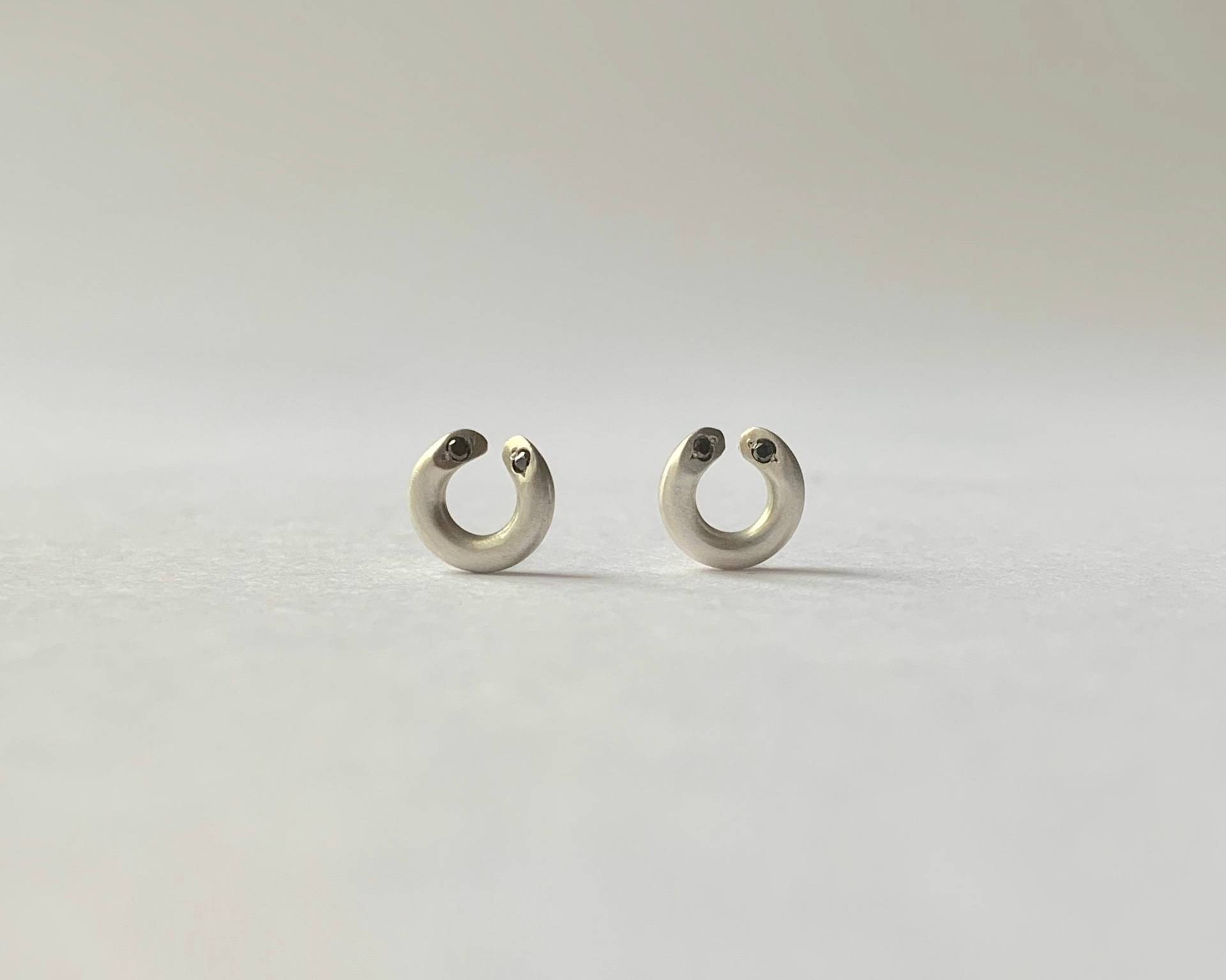 sterling Silber Enso Kreis Ohrstecker Black Diamond Pave Set sterling Silber Enso Kreis Ohrstecker Black Diamond Pave Set von tsvetajewelry