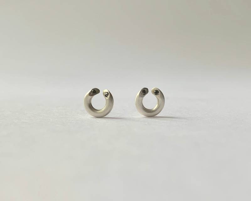 sterling Silber Enso Kreis Ohrstecker Black Diamond Pave Set sterling Silber Enso Kreis Ohrstecker Black Diamond Pave Set von tsvetajewelry