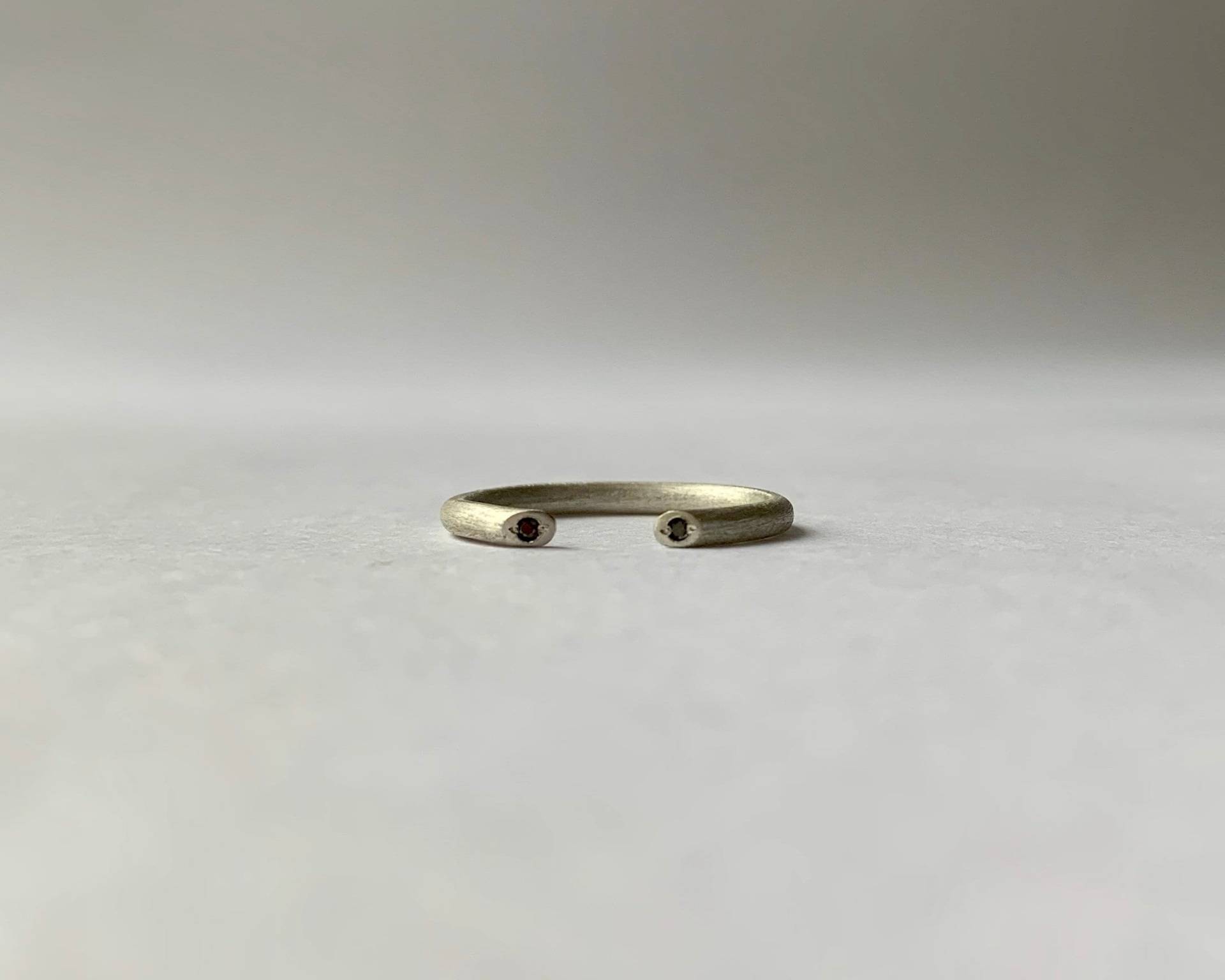 Enso Ring Aus 925Er Silber Mit Schwarzen Diamanten Enso Ring Aus 925Er Silber Mit Schwarzen Diamanten von tsvetajewelry