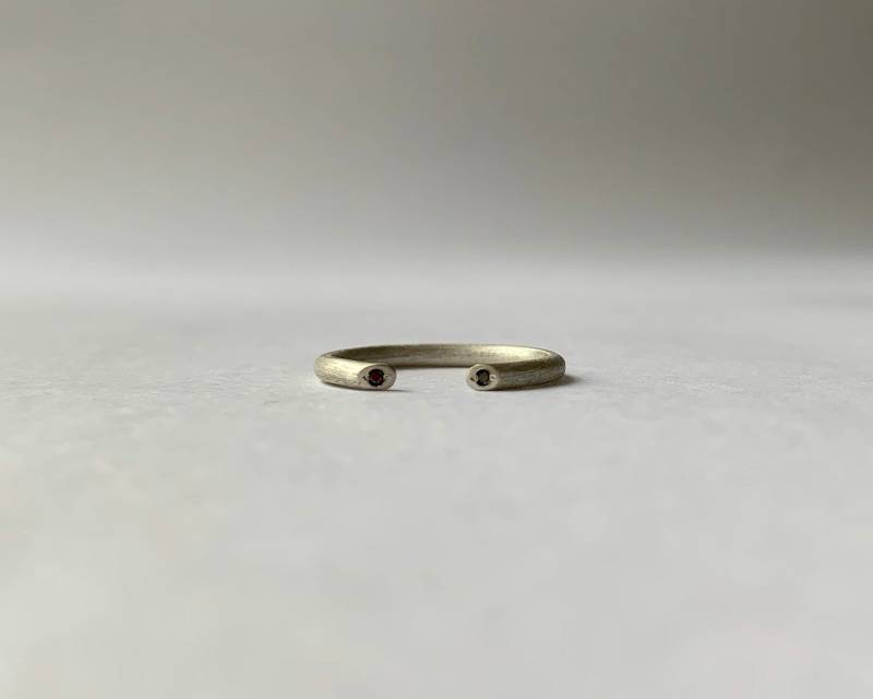 Enso Ring Aus 925Er Silber Mit Schwarzen Diamanten Enso Ring Aus 925Er Silber Mit Schwarzen Diamanten von tsvetajewelry