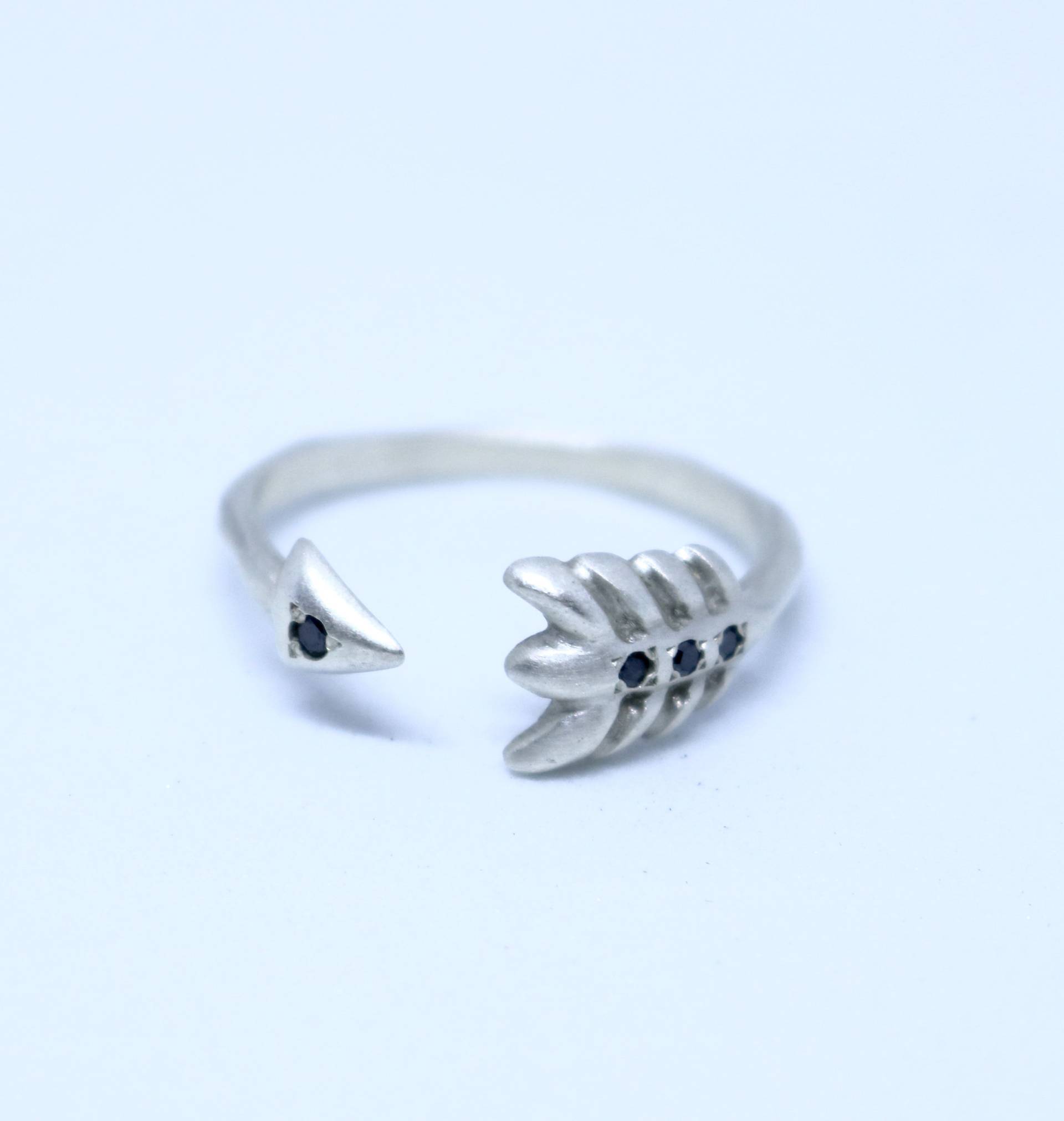 Matt Sterling Silber Pfeil Ring Mit Schwarzen Diamanten Matt Sterling Silber Pfeil Ring Mit Schwarzen Diamanten von tsvetajewelry