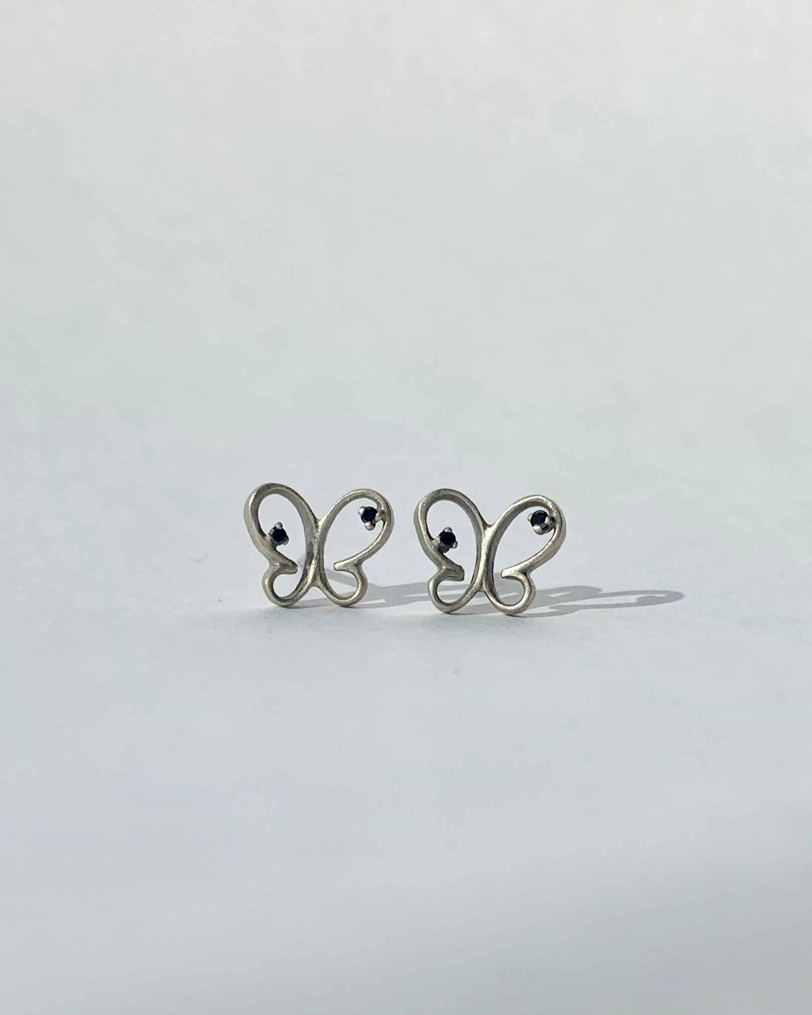 sterling Silber Schmetterling Ohrstecker Mit Schwarzen Diamanten sterling Silber Schmetterling Ohrstecker Mit Schwarzen Diamanten von tsvetajewelry