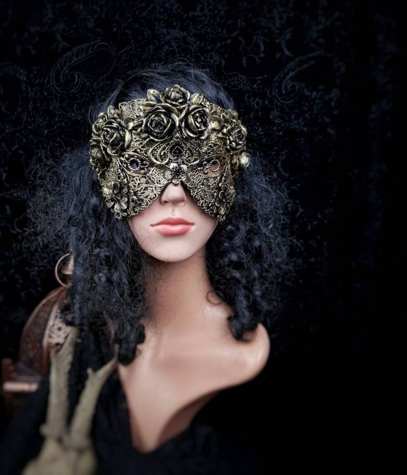 Made To Order/Blind Mask, Mask Of Roses, Gothic Headpiece, Fantasy Goth Crown, Larp, Cosplay, Medusa Costume von tuahadedana