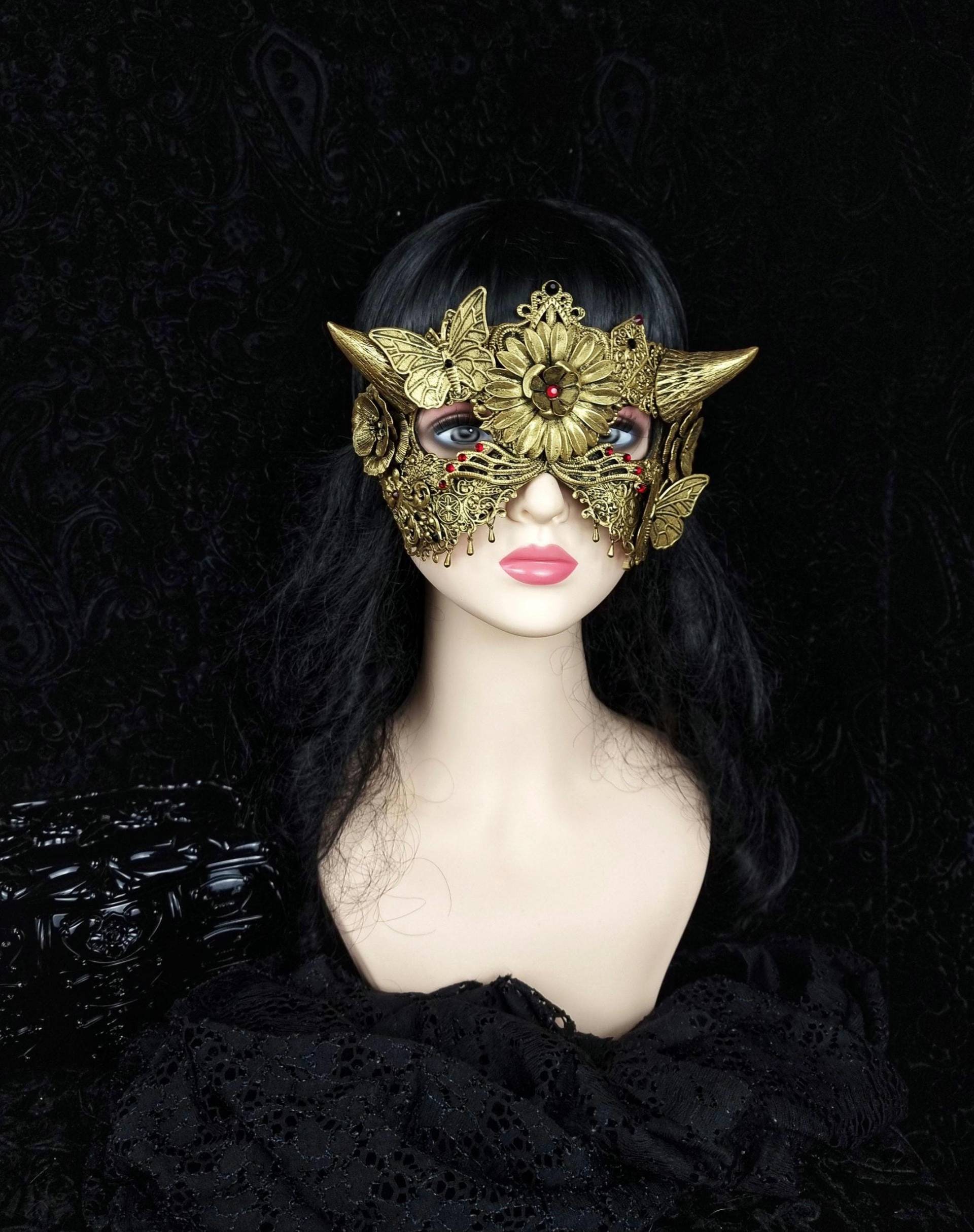 Made To Order Classic Mask "Twillight Horns" Cosplay, Vampire, Fantasy, Goth, Crown, Vodoo, Demon von tuahadedana