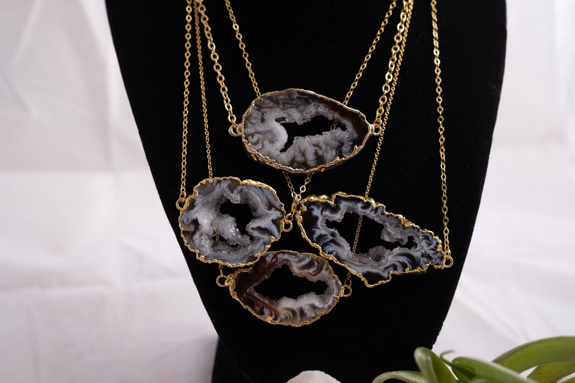 Achat Geode Halsketten in Gold Achat Geode Halsketten in Gold von tuxedocatzdesigns