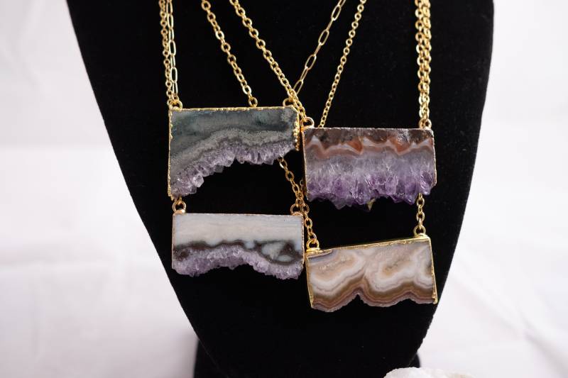 Amethyst Rechteck Halskette in Gold Amethyst Rechteck Halskette in Gold von tuxedocatzdesigns