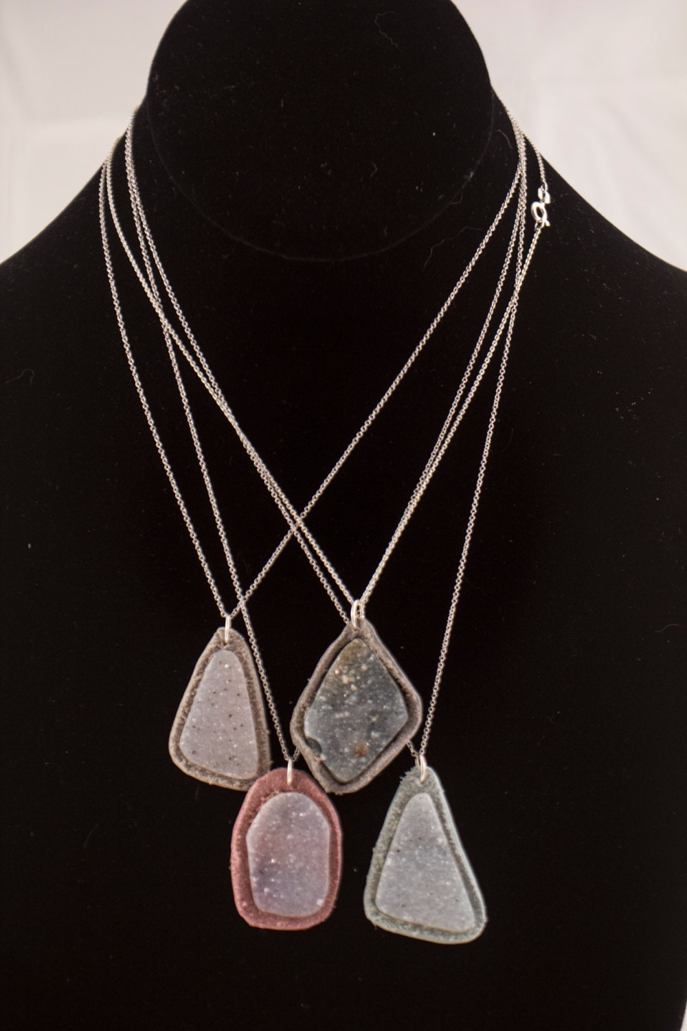 Leder Und Druzy Anhänger Mit Silber Kette Leder Und Druzy Anhänger Mit Silber Kette von tuxedocatzdesigns