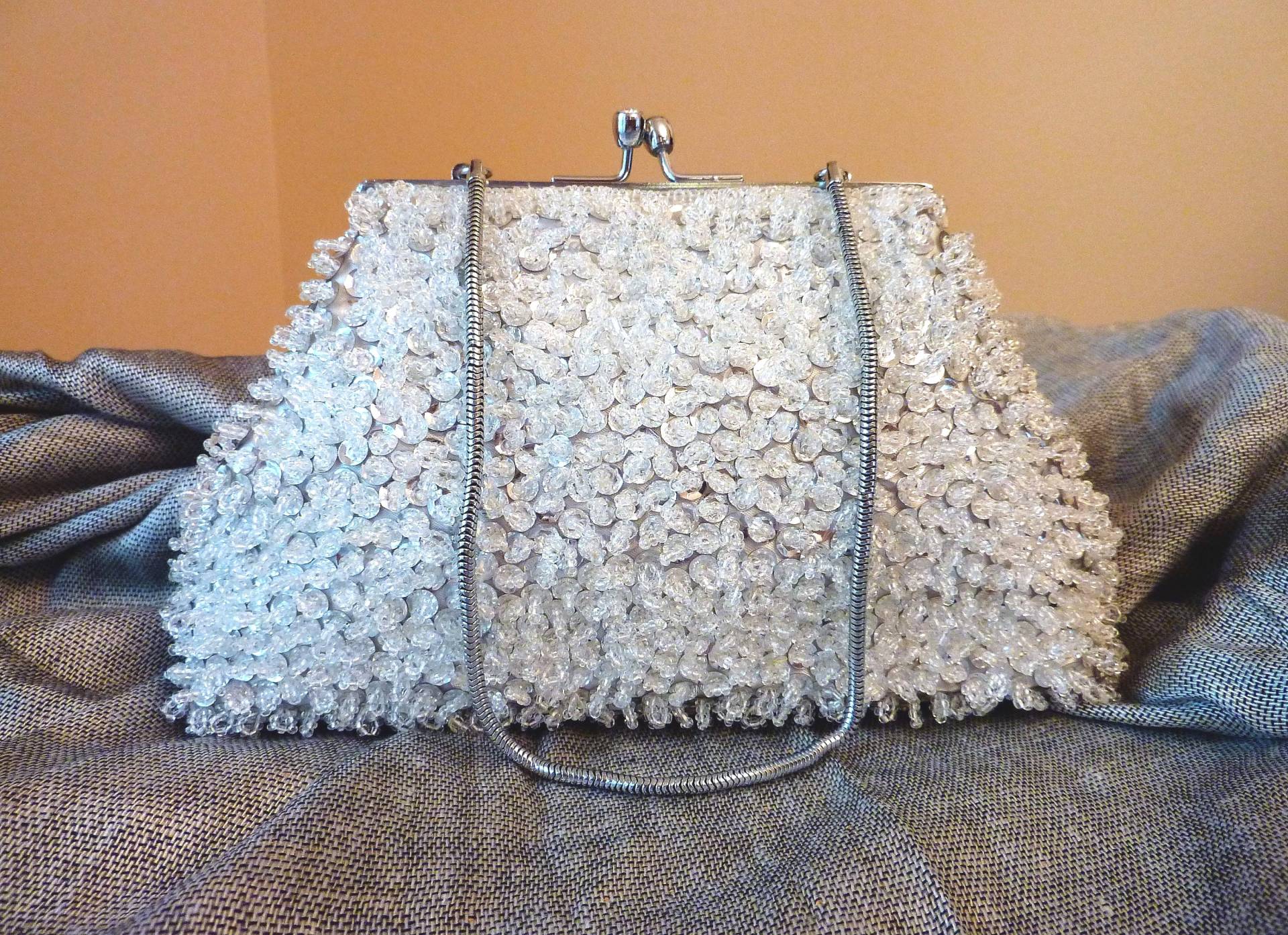 Abendtasche Aus Perlen Silberne Pailletten, Klare Perlen, Handgefertigt in Hong Kong Abendtasche Aus Perlen Silberne Pailletten, Klare Perlen, Handgefertigt in Hong Kong von tweetybirdstudio