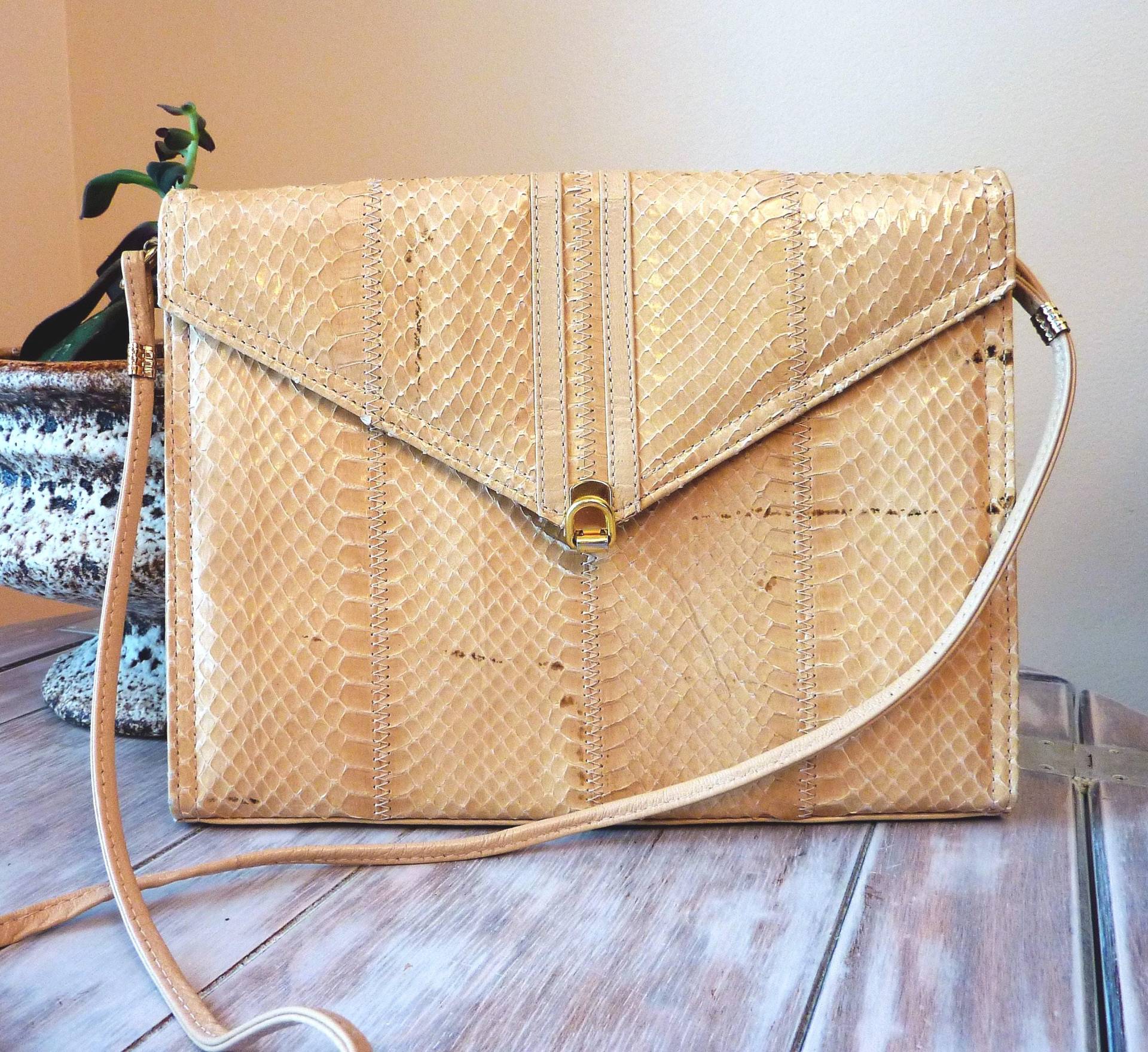 Beige Schlangenleder Clutch Umhängetasche La Belle Montreal, 1970Er Jahre Vintage Beige Schlangenleder Clutch Umhängetasche La Belle Montreal, 1970Er Jahre Vintage von tweetybirdstudio