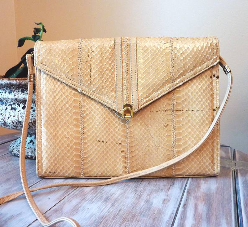 Beige Schlangenleder Clutch Umhängetasche La Belle Montreal, 1970Er Jahre Vintage von tweetybirdstudio