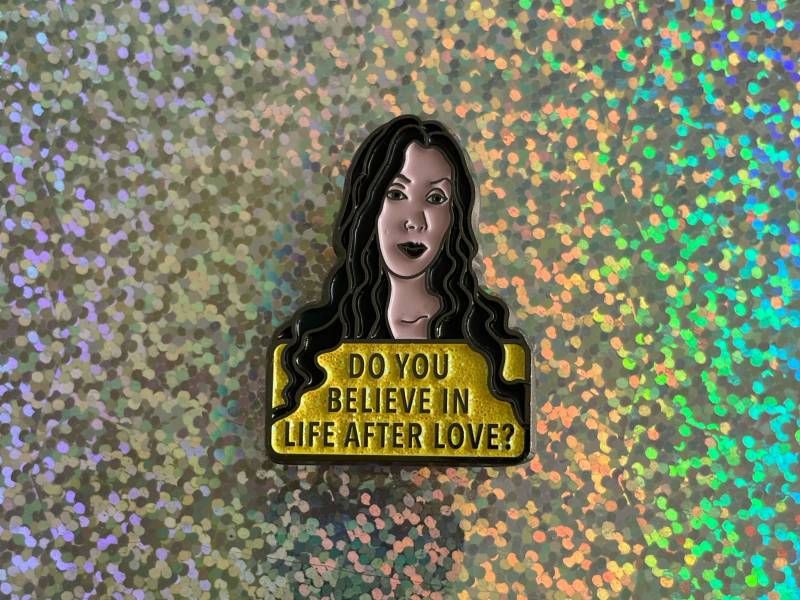 Glaubst Du An Ein Leben Nach Der Liebe? Emaille Pin | Anstecknadel Cher Themed Anstecker Cherie von twistedEGOS