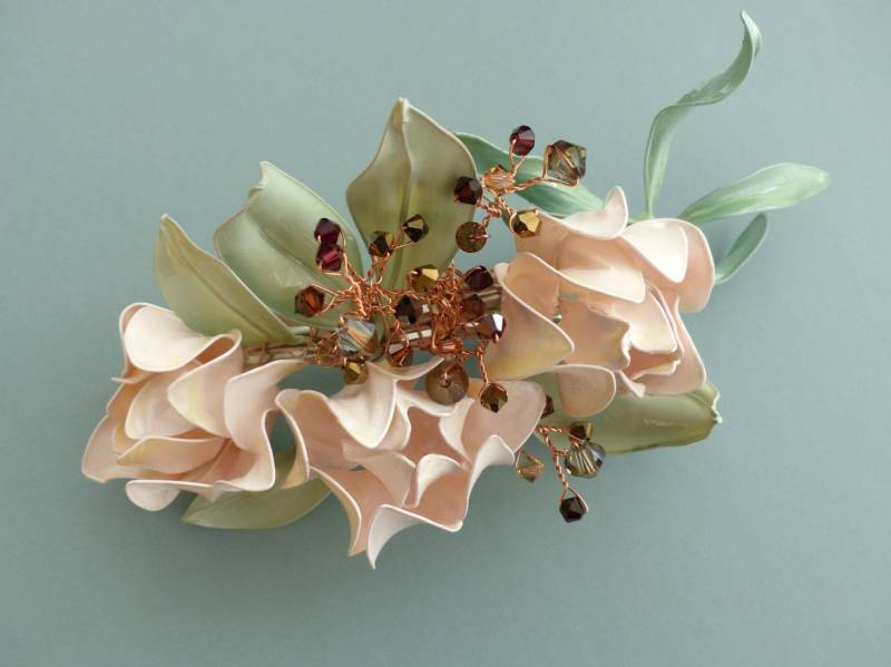 Caleigh - Große Haarspange Mit Creme Blumen, Grüne Blätter Und Bronze Swarovski-Kristallen, Hochzeit Braut Haar-Accessoires Caleigh - Große Haarspange Mit Creme Blumen, Grüne Blätter Und Bronze Swarovski-Kristallen, Hochzeit Braut Haar-Accessoires von twistglam