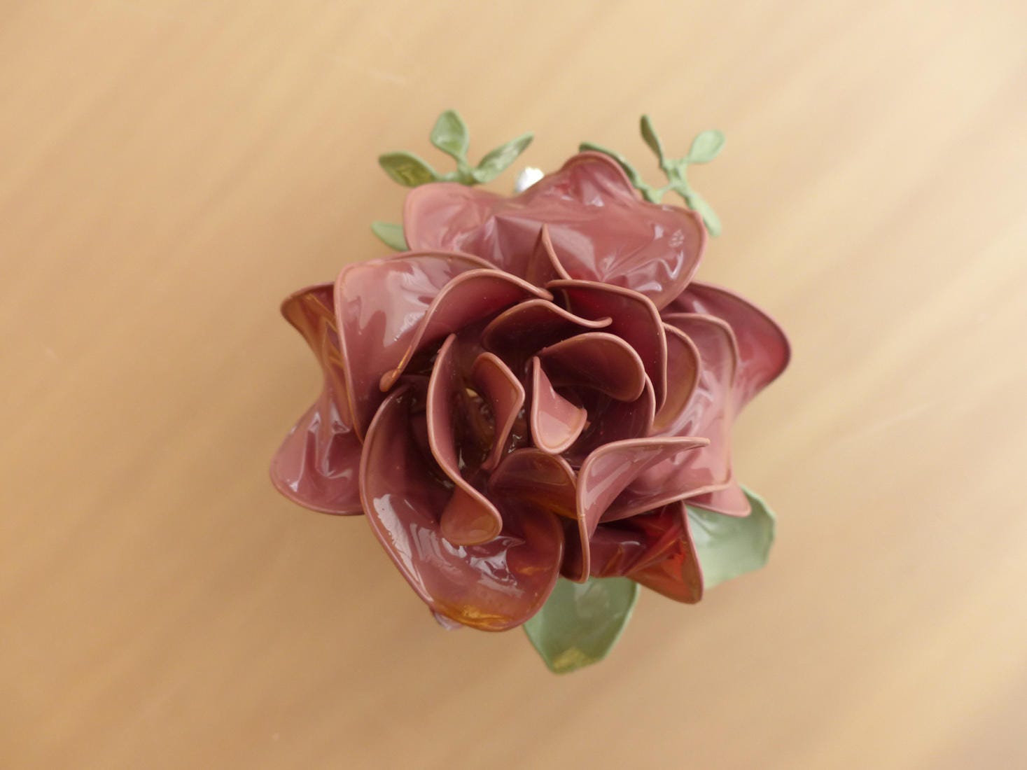 Dusky Rosa Rose Haarspange - Philippa Blume, Kleine Grüne Blätter, Krokodil Haargriff Kanzashi. Hochzeit, Abschlussball, Anstecknadel Dusky Rosa Rose Haarspange - Philippa Blume, Kleine Grüne Blätter, Krokodil Haargriff Kanzashi. Hochzeit, Abschlussball, Anstecknadel von twistglam