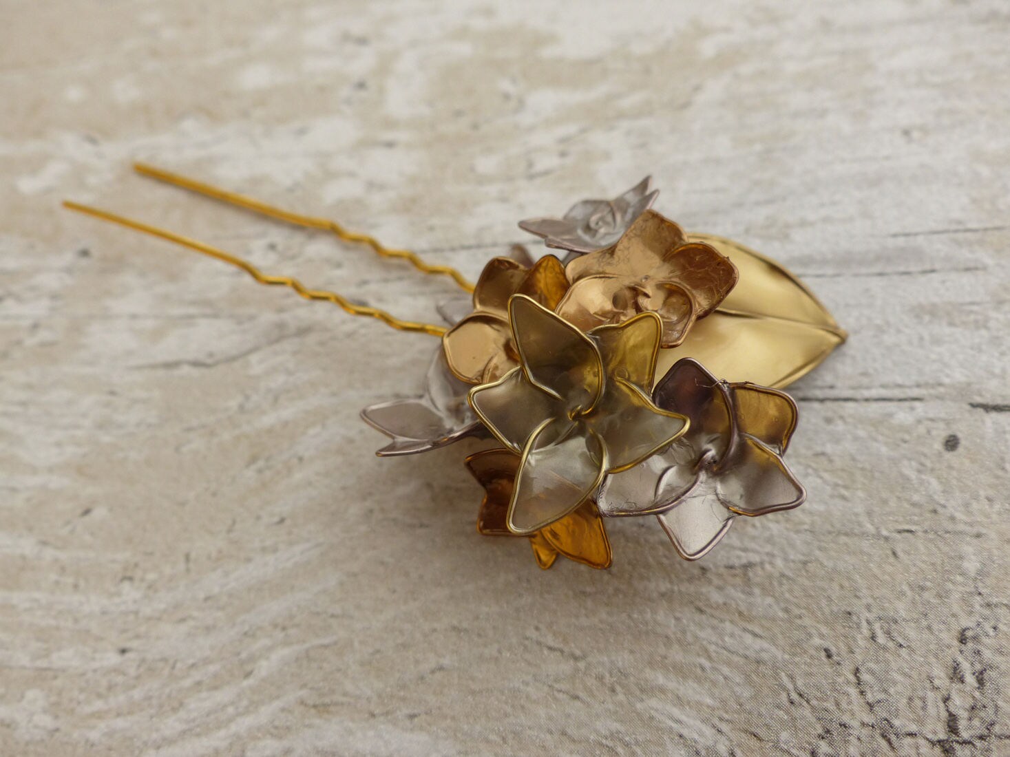 Gemischte Metallic-Blumen-Haarnadel - Megan Haargriff Gold, Silber, Rose Gold Blumen Und Blätter, Kanzashi Bobby Pin. Braut, Brautjungfer Gemischte Metallic-Blumen-Haarnadel - Megan Haargriff Gold, Silber, Rose Gold Blumen Und Blätter, Kanzashi Bobby Pin. Braut, Brautjungfer von twistglam