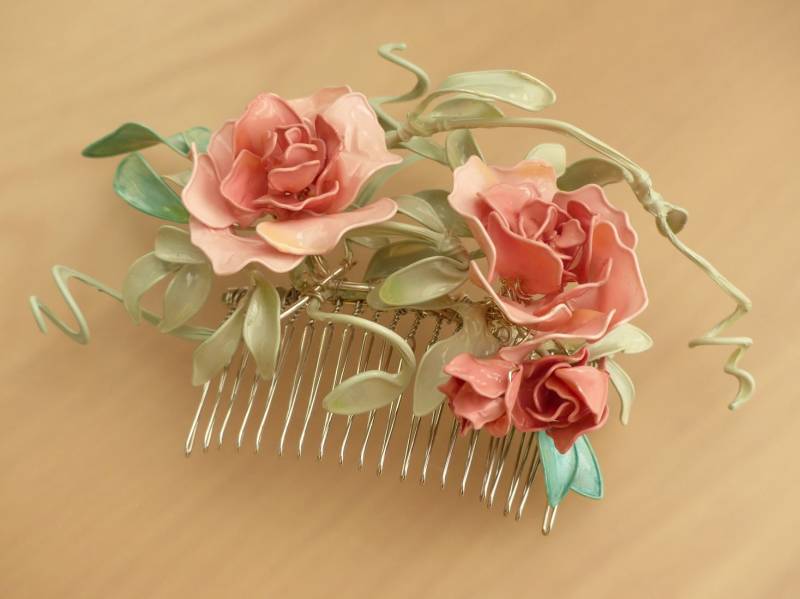 Rosa Rose, Blätter & Rebe Haarkamm - Peigi Haar-Accessoire Rosa Blumen, Grüne Blätter, Silber Kam. Natur/Garten Outdoor Strand Hochzeit Rosa Rose, Blätter & Rebe Haarkamm - Peigi Haar-Accessoire Rosa Blumen, Grüne Blätter, Silber Kam. Natur/Garten Outdoor Strand Hochzeit von twistglam