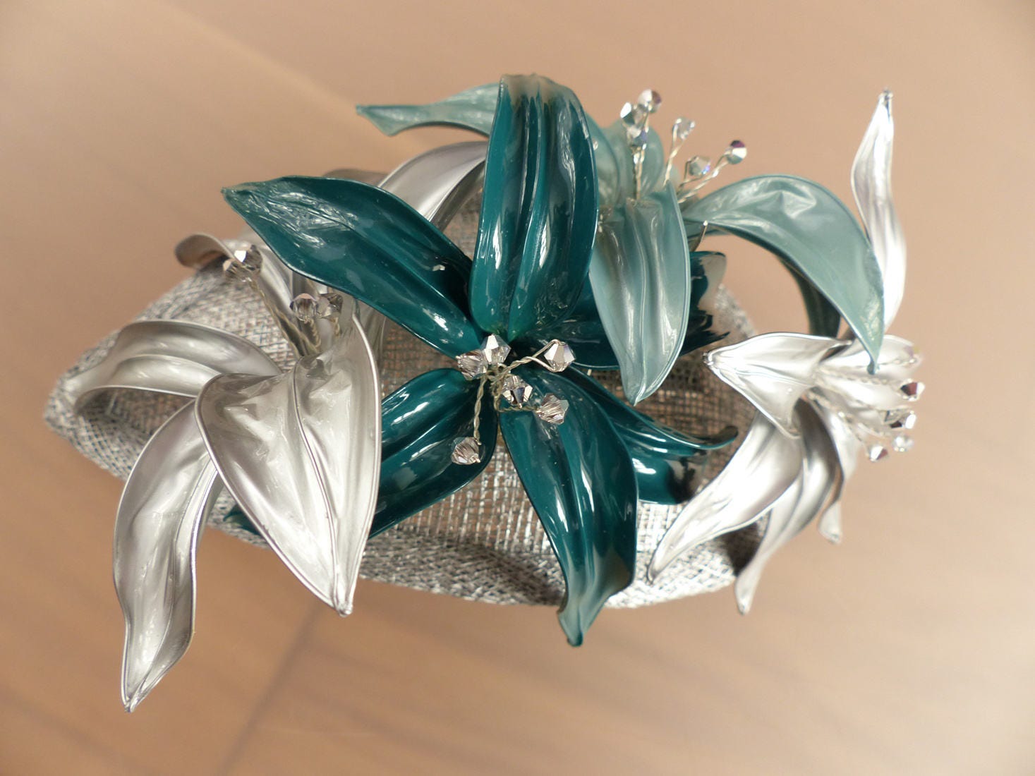 Silber, Blau & Grüne Swarovski Fascinator - Gisele Modern Silber/ Petrol/ Türkis/ Mint Lilien, Kristallen, Silber Sinamay Silber, Blau & Grüne Swarovski Fascinator - Gisele Modern Silber/ Petrol/ Türkis/ Mint Lilien, Kristallen, Silber Sinamay von twistglam