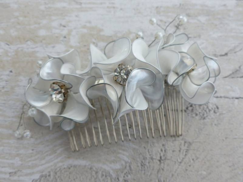 Weiße Blumen Kristall Haarkamm - Winter-Haar-Accessoire Weiß/Perle Blumen, Kristalle, Silber Haarkamm. Braut, Brautjungfer, Hochzeitsgast Weiße Blumen Kristall Haarkamm - Winter-Haar-Accessoire Weiß/Perle Blumen, Kristalle, Silber Haarkamm. Braut, Brautjungfer, Hochzeitsgast von twistglam