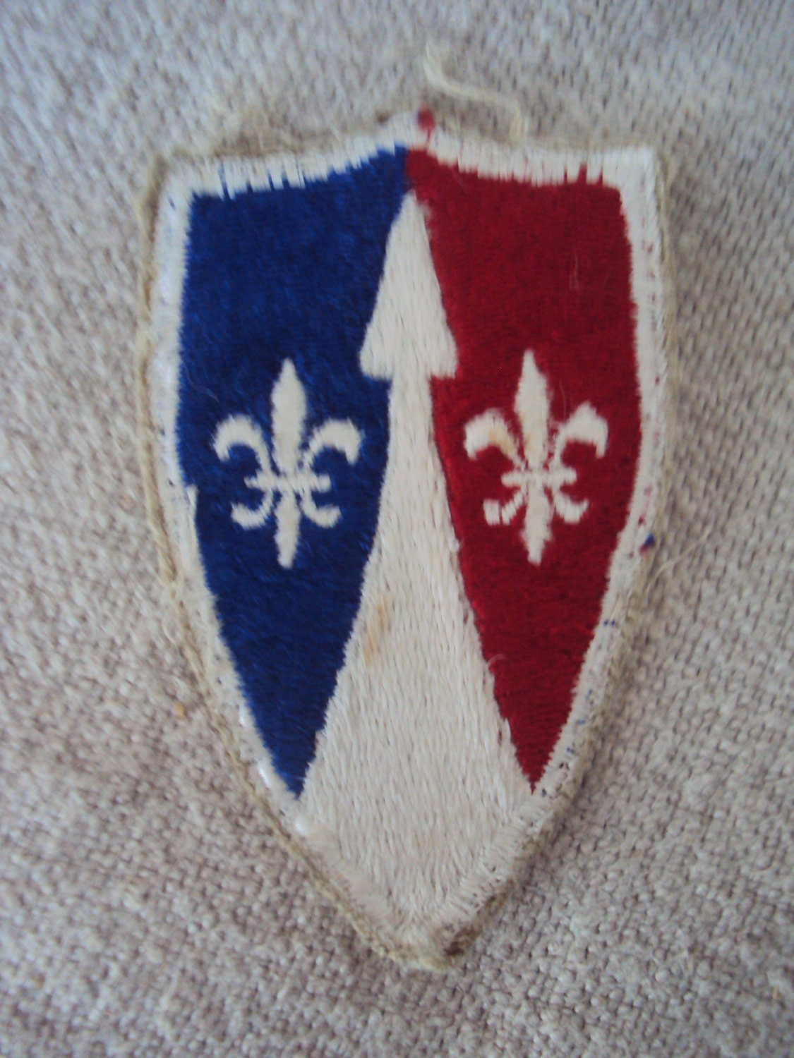 Jahrgang 1960 Doppel Fleur Feinkost Mit Rot Und Blau Auf Weiß Schild Geformt Patch Jahrgang 1960 Doppel Fleur Feinkost Mit Rot Und Blau Auf Weiß Schild Geformt Patch von twojs